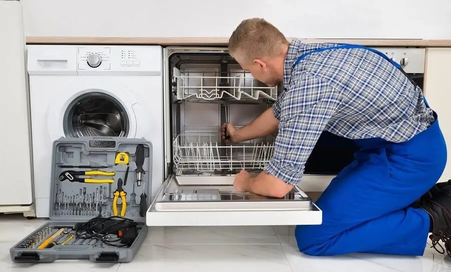 Cumayeri Finlux servisi teknisyen ekibi beyaz eşya tamiri yaparken